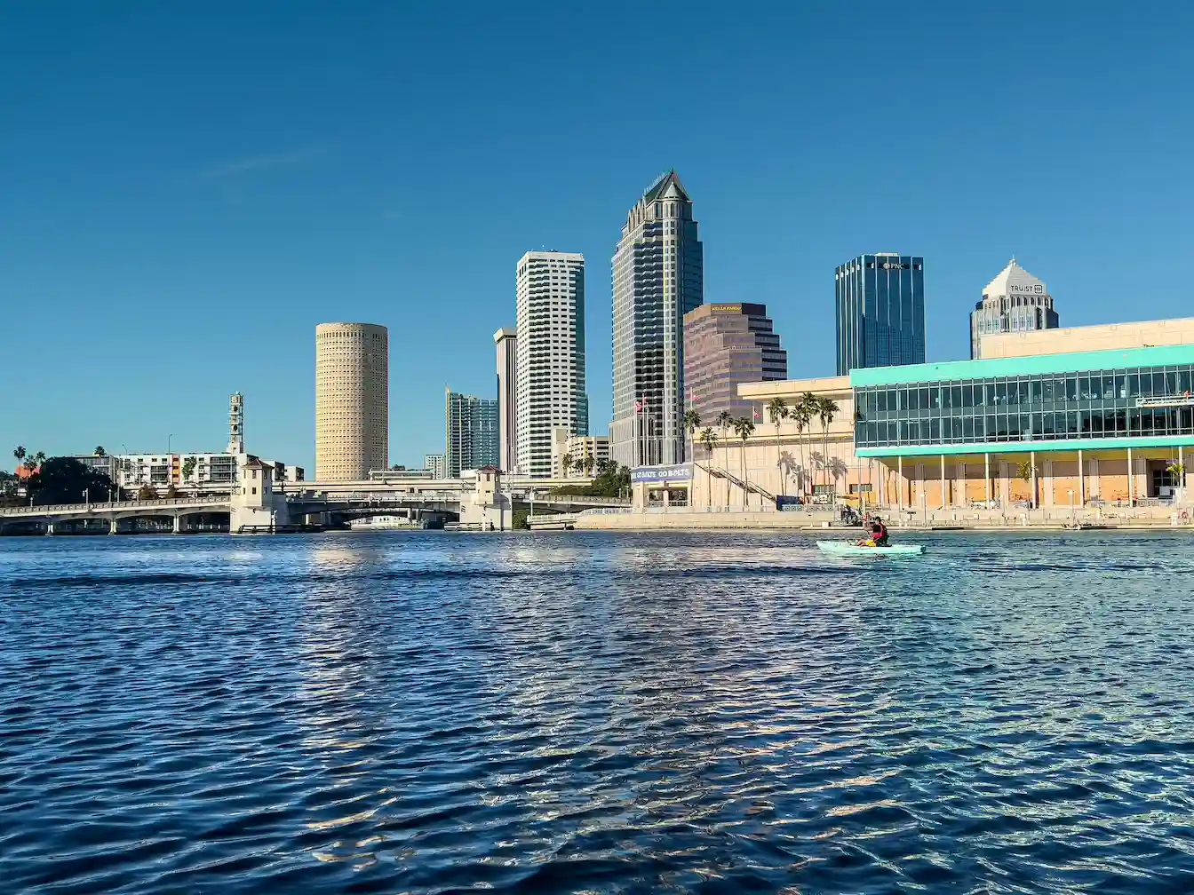 Vista de Tampa Bay, Florida — mercado em crescimento para marketing digital